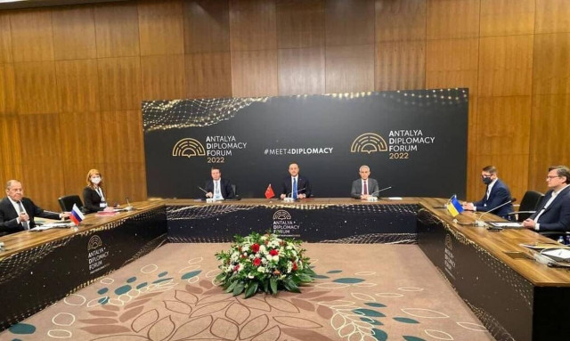 Πόλεμος στην Ουκρανία: Τι συζητάνε Λαβρόφ-Κουλέμπα στην Αττάλεια