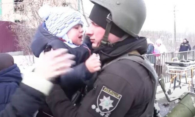 Πόλεμος στην Ουκρανία: Αγοράκι σπαράζει την ώρα που αποχαιρετάει τον πατέρα του