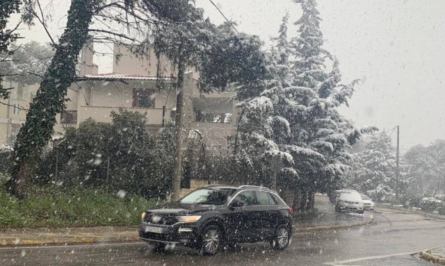 Κακοκαιρία Φίλιππος: Πυκνή χιονόπτωση στα βόρεια προάστια της Αττικής (pics)