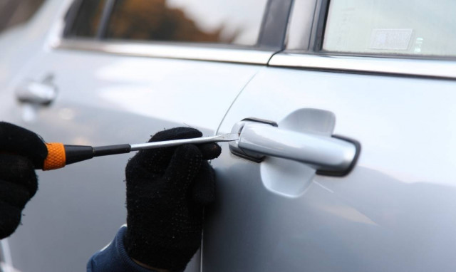 Θεσσαλονίκη: Ανήλικος άρπαξε τσάντα με 100.000 ευρώ από πορτ-μπαγκάζ