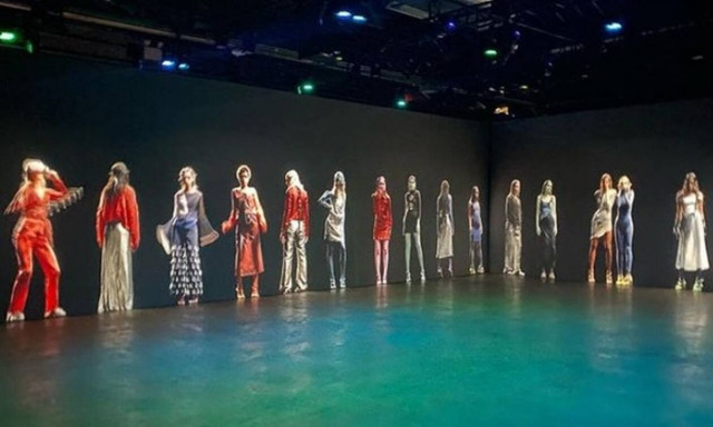 Γιγαντιαία ολογράμματα στο show FW 2022 του οίκου Maisie Wilen