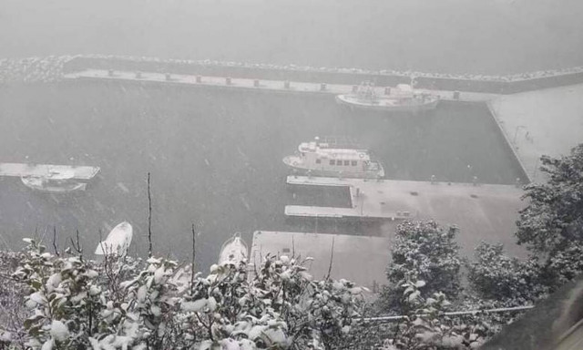 H κακοκαιρία «Φίλιππος» σάρωσε την Ικαρία: Χιόνισε μέχρι τη θάλασσα