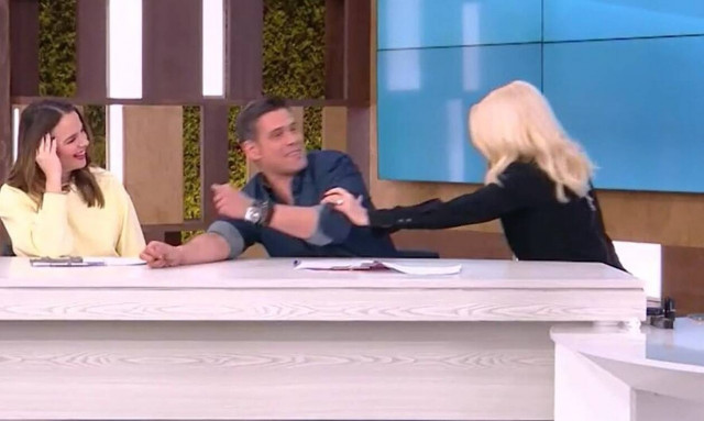 Ελένη Μενεγάκη: Πέταξε τον Ουγγαρέζο στο πάτωμα την ώρα της εκπομπής