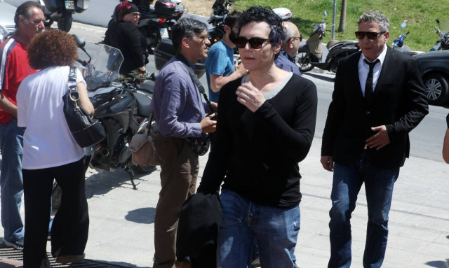 Ποιος είναι αυτός ο Καναράκης που παριστάνει τον Ιησού με γυναικείο ντεκολτέ;