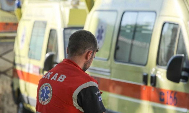 Ηράκλειο: «Τούμπαρε» αυτοκίνητο - «Επί ποδός» το ΕΚΑΒ