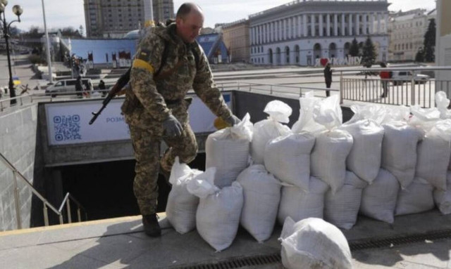 Πόλεμος στην Ουκρανία - Κίεβο: Σε απόσταση αναπνοής οι Ρώσοι - Οδοφράγματα στήνουν οι Ουκρανοί