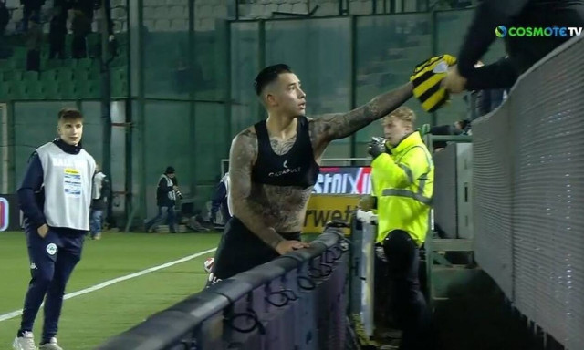 Super League: Υπέροχη στιγμή στο Παναθηναϊκός – ΑΕΚ – Ο Αραούχο έδωσε τη φανέλα του