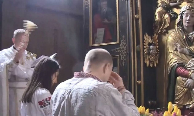 Λβιβ: Γαμήλιους όρκους αντάλλαξε ζευγάρι πριν χωριστεί από τον πόλεμο (video)