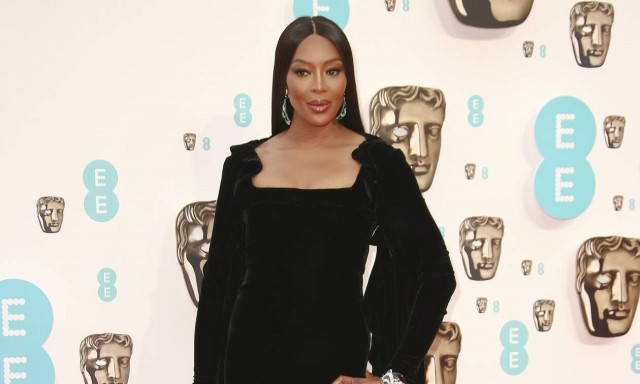 Bafta 2022: Η Ναόμι Κάμπελ ντυμένη στα μαύρα ως ένδειξη συμπαράστασης στην Ουκρανία