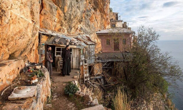 Οι μοναχοί που ζουν στην άκρη του γκρεμού στο Άγιο Όρος