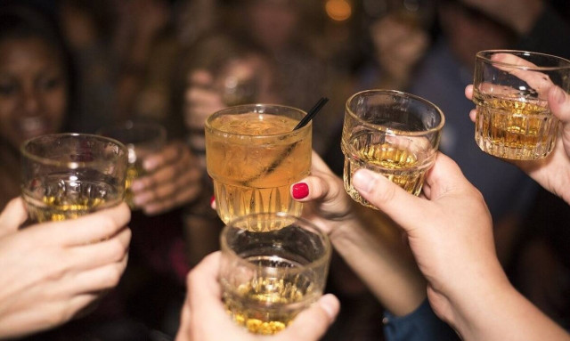 Άγριος καυγάς σε μπαρ της Λάρισας - Έκαναν τα πάντα «γυαλιά - καρφιά», πέντε συλλήψεις