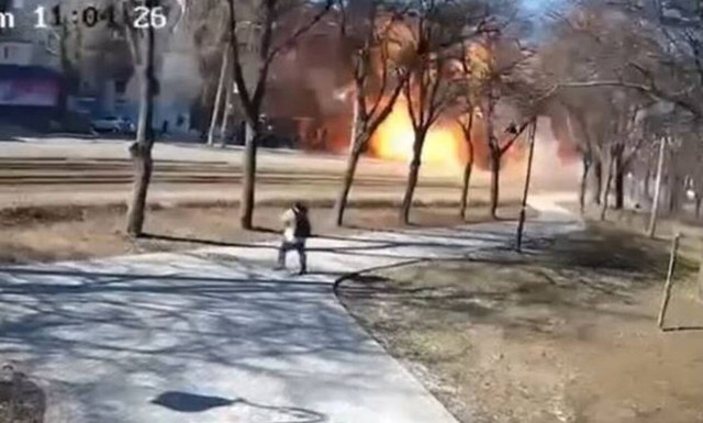 Πόλεμος στην Ουκρανία: Βίντεο ντοκουμέντο - «Εξουδετερωμένος» ρωσικός πύραυλος πέφτει στο Κίεβο