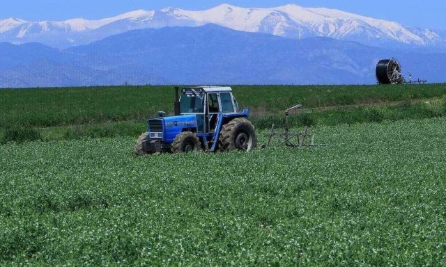 Διπλή στήριξη στους αγρότες με φθηνότερα καύσιμα και λιπάσματα
