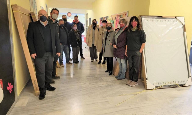 Αρκαλοχώρι: Το Μαξίμου έστειλε διαδραστικούς πίνακες σε σχολείο που άνοιξε ξανά μετά τον σεισμό