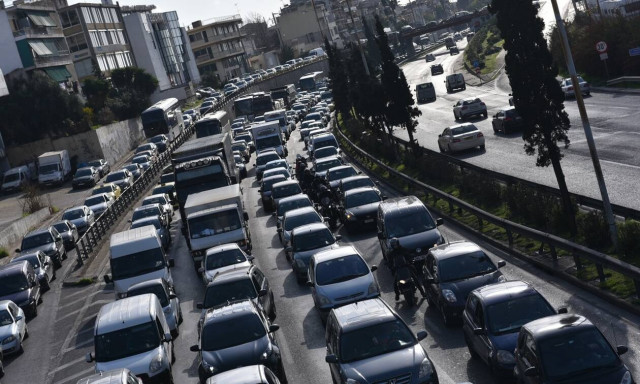 Κίνηση τώρα: «Κόλαση» η άνοδος του Κηφισού - Ουρές χιλιομέτρων εξαιτίας ακινητοποιημένου οχήματος