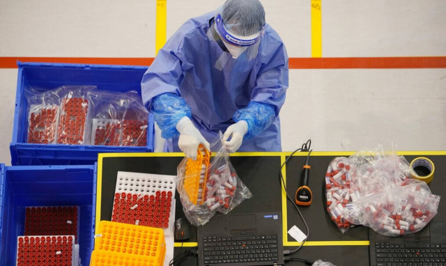 Η μετάλλαξη Όμικρον αντέχει στις επιφάνειες περισσότερο από ό,τι η αρχική εκδοχή του κορονοϊού