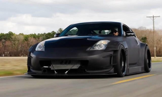 Δείτε ένα Nissan 350Z με δύο turbo στο πίσω μέρος του