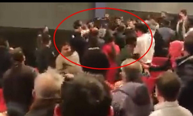 Απίστευτο ξύλο σε εκδήλωση της πρεσβείας του Μπαγκλαντές στην Ελλάδα