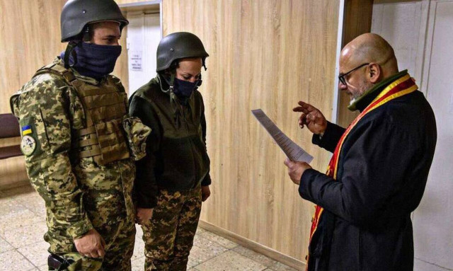 Πόλεμος στην Ουκρανία: Χιλιάδες γάμοι και γεννητούρια κάτω από τις βόμβες