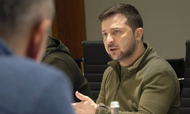 Οι Αμερικανοί ρίχνουν «ντόρτια» για τον Ζελένσκι – Τα τέσσερα σενάρια για το μέλλον του