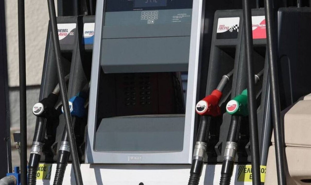 Καύσιμα: Οι τιμές διυλιστηρίου υποχωρούν 4%, αλλά οι τιμές των πρατηρίων παραμένουν στα ύψη