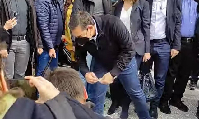 Αλέξης Τσίπρας: Η στιγμή που δίνει χρήματα σε μουσικούς του δρόμου