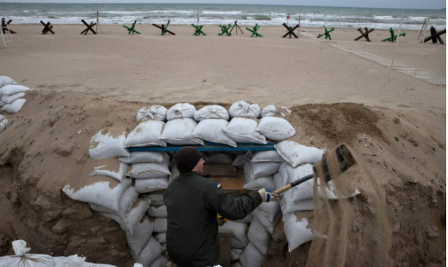 Πόλεμος στην Ουκρανία: Τα ρωσικά πλοία πλησιάζουν τις ακτές της Οδησσού - Έκρηξη στην παραλία
