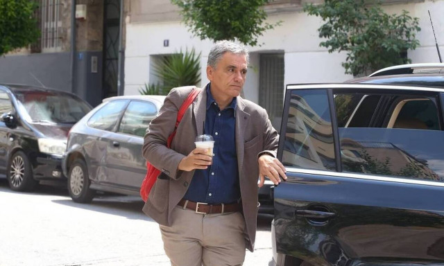 Πάλι εκτός γραμμής ο Ευκλείδης Τσακαλώτος; Τα ήξεις - αφήξεις για τα μέτρα