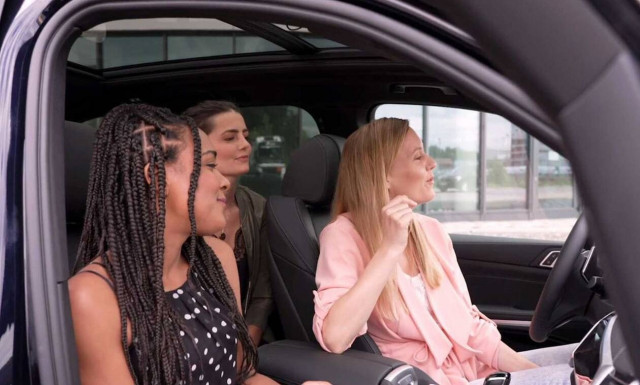 Νέα μόδα: Καραόκε και στο αυτοκίνητο