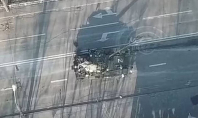 Ουκρανία: Ρωσικό άρμα δέχεται ρουκέτα και καταστρέφεται - Προσπάθεια στρατιωτών να σωθούν