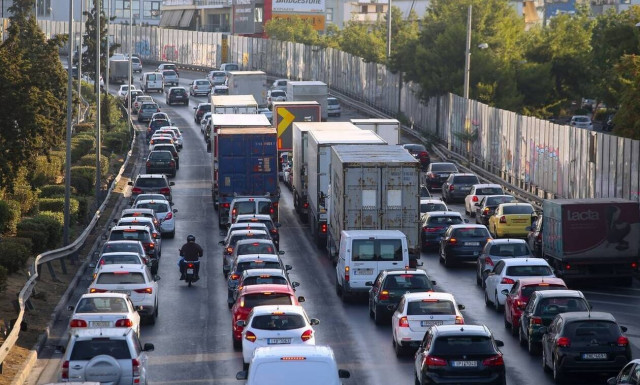 Κίνηση τώρα: «Κόλαση» στην κάθοδο του Κηφισού - Μποτιλιάρισμα από ακινητοποιημένο όχημα