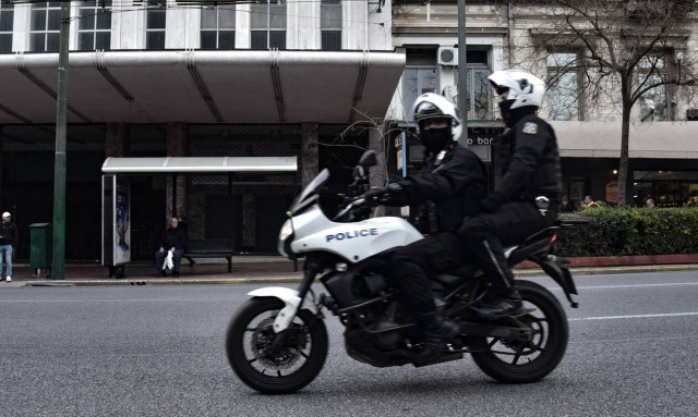 Άνδρες της ομάδας ΔΙΑΣ βοήθησαν ηλικιωμένο που έπεσε από το αμαξίδιο – Το «ευχαριστώ» της κόρης του