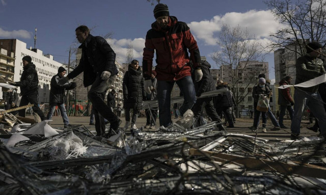 Πόλεμος στην Ουκρανία: Ανασύρθηκαν 130 ζωντανοί άνθρωποι από τα ερείπια του θεάτρου στη Μαριούπολη