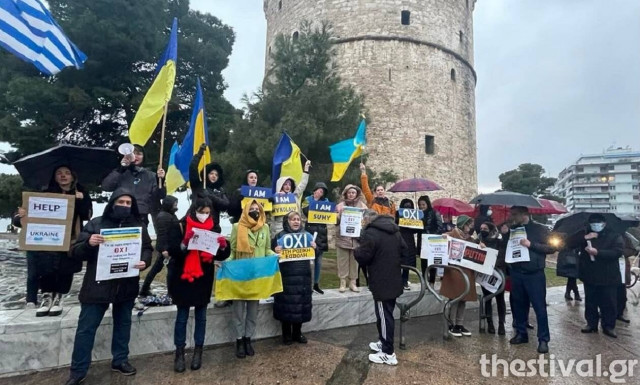 Θεσσαλονίκη: Συγκέντρωση, υπό βροχή, κατά του πολέμου στην Ουκρανία