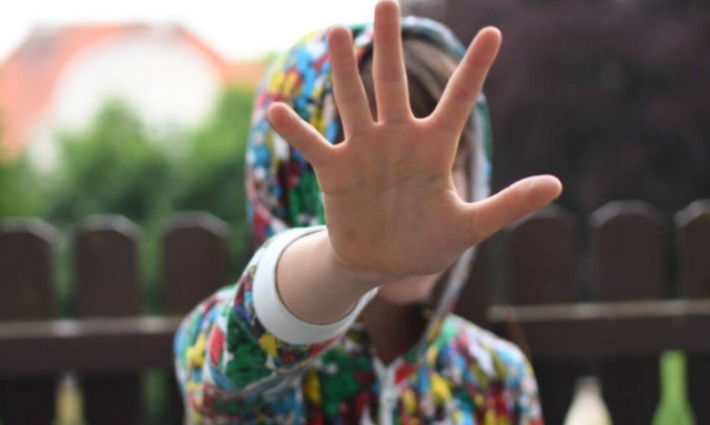 Θεσσαλονίκη: Προφυλακιστέος ο 53χρονος που κακοποιούσε σεξουαλικά την ανήλικη κόρη της συντρόφου του