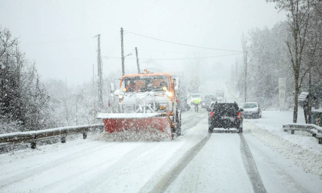 National weather service warns cold front with snow to continue through Wed.