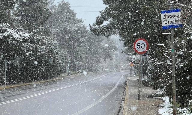 Καιρός - Ρεπορτάζ Newsbomb.gr: Στα λευκά η Αττική - Το έστρωσε στα βόρεια - Νιφάδες και στο κέντρο