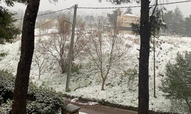 Καιρός τώρα: Λευκό τοπίο στην Αττική! Χιόνιζε για ώρες και στο κέντρο – Πού υπάρχουν προβλήματα