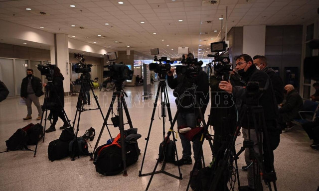 Live η άφιξη του Έλληνα πρόξενου της Μαριούπολης, Μανώλη Ανδρουλάκη