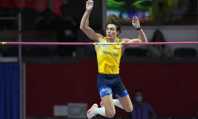 Μυθικός Ντουπλάντις: Έκανε νέο παγκόσμιο ρεκόρ στο άλμα επί κοντώ και χόρεψε συρτάκι - Δείτε βίντεο