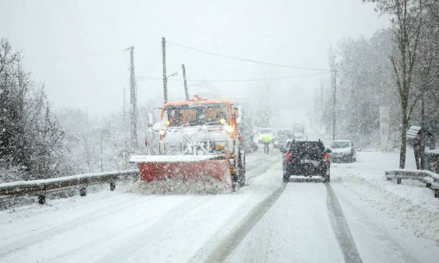 Χωρίς αλυσίδες η κίνηση των οχημάτων στην Παλαιά Εθνική Ελευσίνας - Θηβών