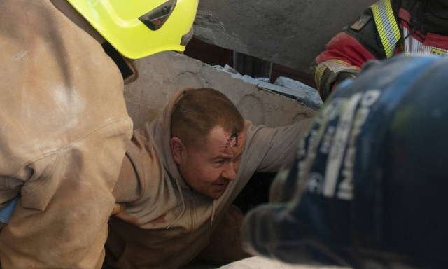 Ουκρανία: H συγκλονιστική διάσωση άνδρα κάτω απο τα ερείπια βομβαρδισμένου κτηρίου στο Χάρκοβο