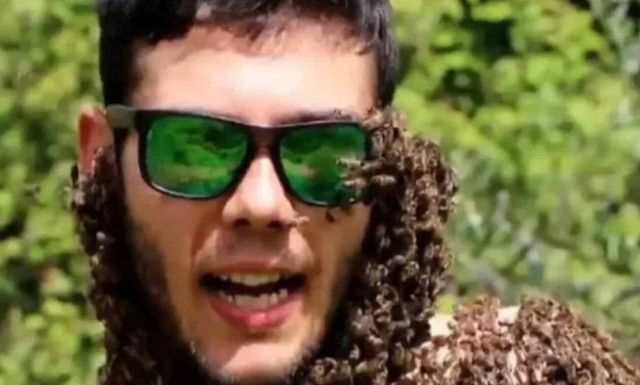 Τον γύρο του διαδικτύου με… 5.000 μέλισσες πάνω του κάνει 28χρονος μελισσοκόμος από το Αγρίνιο