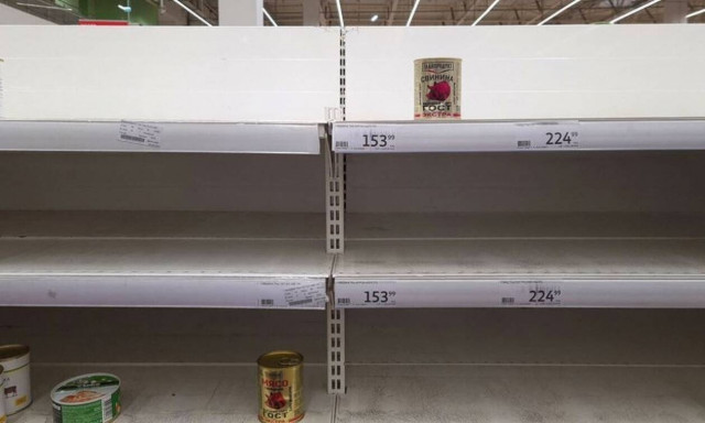 Πόλεμος στην Ουκρανία: Aδειάζουν τα ράφια στα ρωσικά σούπερ μάρκετ - Δίνουν μάχη για τη ζάχαρη