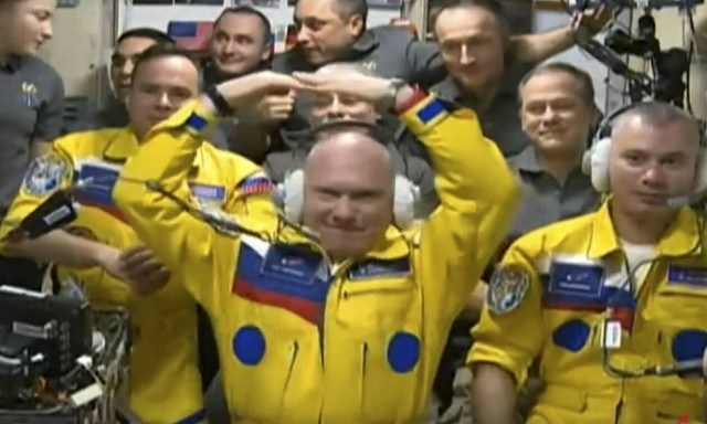 Ρωσία: Διαψεύδει οτι οι κοσμοναύτες της ντύθηκαν στα χρώματα της Ουκρανίας - «Είναι απλώς κίτρινο»
