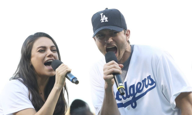 Πόλεμος στην Ουκρανία: Το «ευχαριστώ» του Ζελένσκι στη Μίλα Κούνις και τον Άστον Κούτσερ