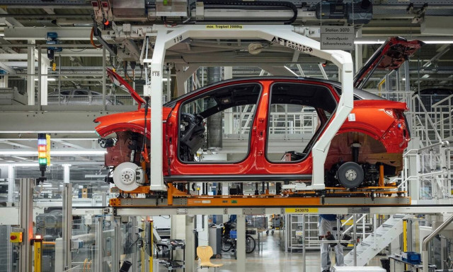 O πόλεμος στην Ουκρανία φρενάρει την παραγωγή αυτοκινήτων