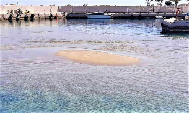 Απίστευτη εικόνα στην Κρήτη: Νησίδα «ξεφύτρωσε» στο κέντρο λιμανιού