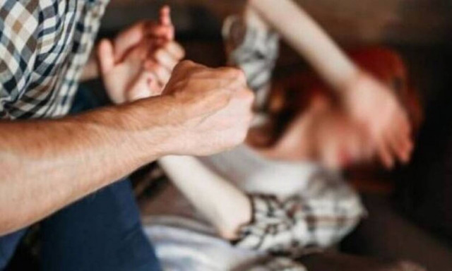 Λαμία: Τον χαράκωσε στο πρόσωπο και την ξυλοκόπησε άγρια