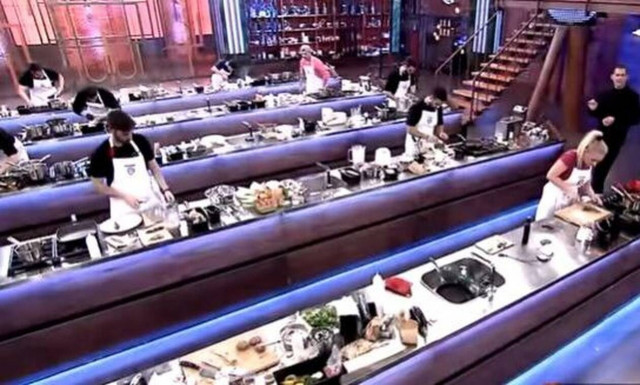 MasterChef Spoiler (21/3): Το Mystery Box δυσκολεύει τους παίκτες και οδηγεί σε νέα αποχώρηση